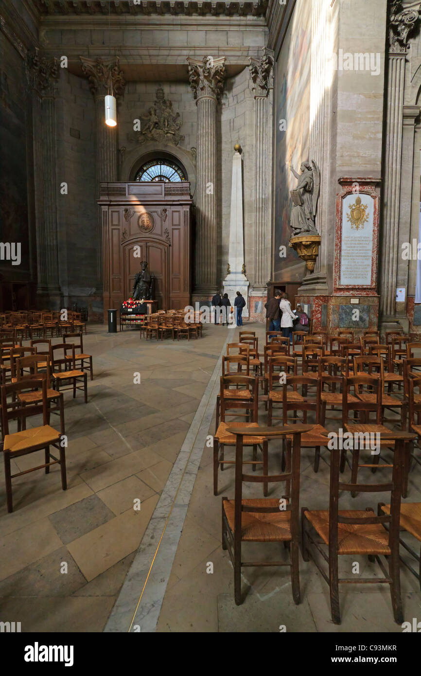 Église de St Sulpice, Paris, France. Chaises énoncée dans l'intérieur pour le culte et le gnomon avec le méridien. Banque D'Images