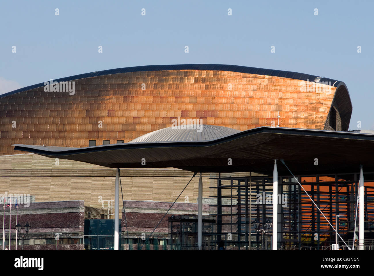 Les toits de la senned, Assemblée nationale du Pays de Galles, et le Millenium Centre, à Cardiff. Banque D'Images