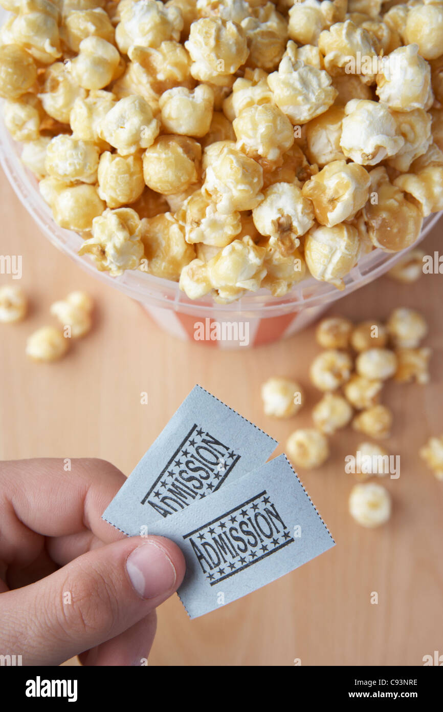 Les billets de cinéma et popcorn Banque D'Images