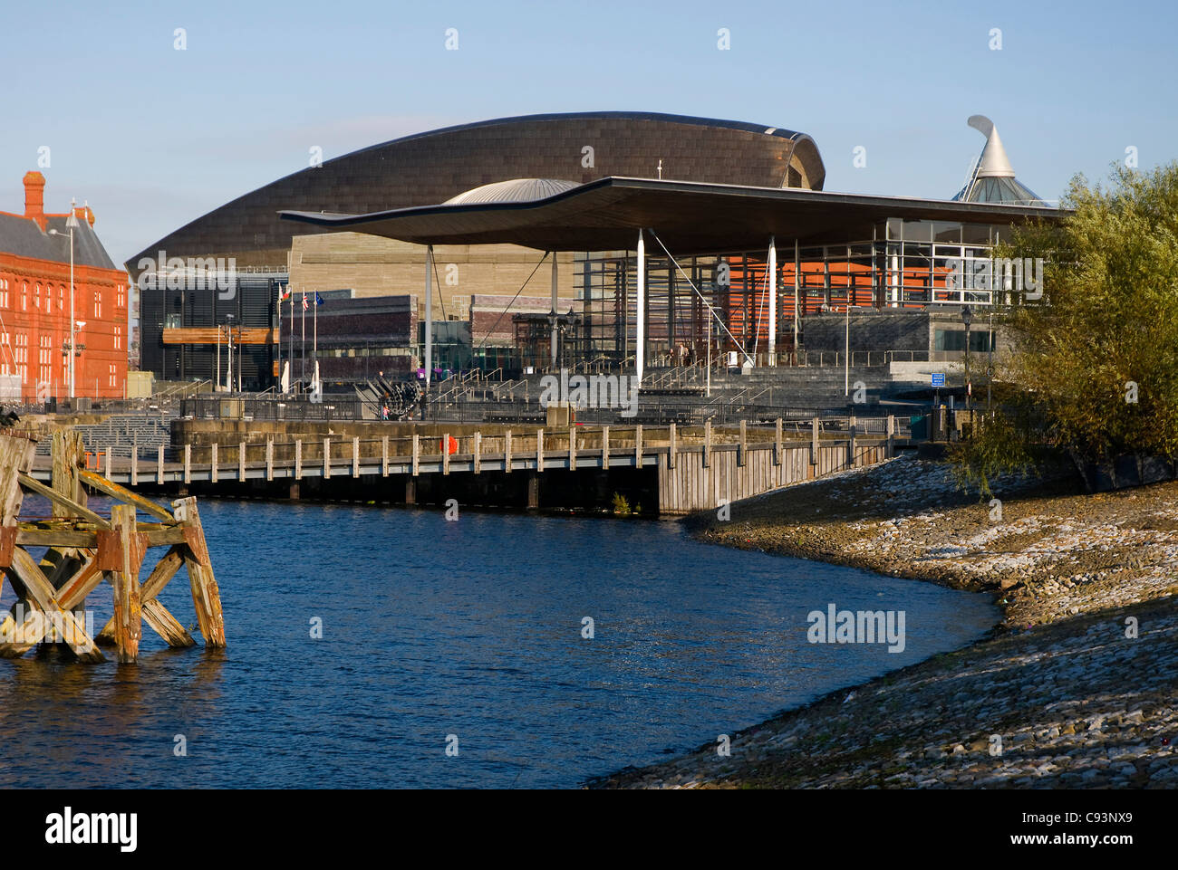 L'Assemblée galloise, l'hémicycle ou Senedd, Cardiff, avec Millennium Centre derrière Banque D'Images