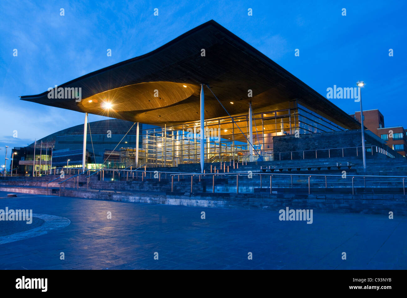 L'Assemblée galloise, l'hémicycle ou Senedd, Cardiff. Début de soirée shot. Grand angle. Crépusculaire. Banque D'Images