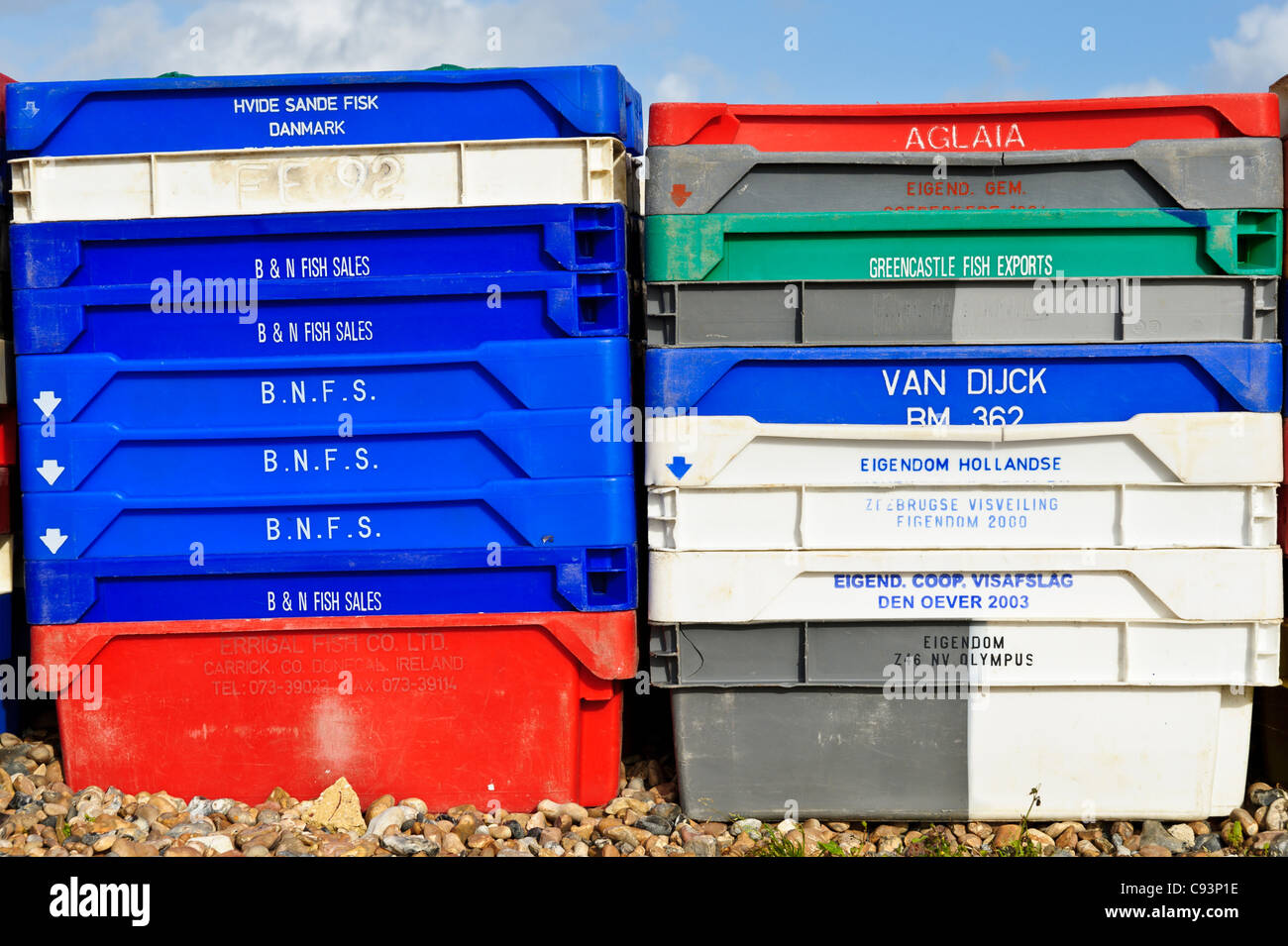 Pile de caisses multicolores des pêcheurs sur Worthing Beach. Banque D'Images