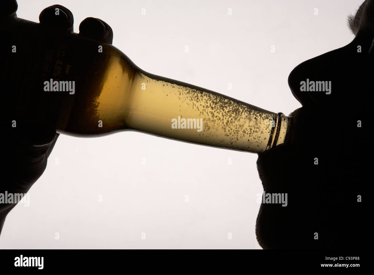 Silhouette man drinking beer Banque D'Images
