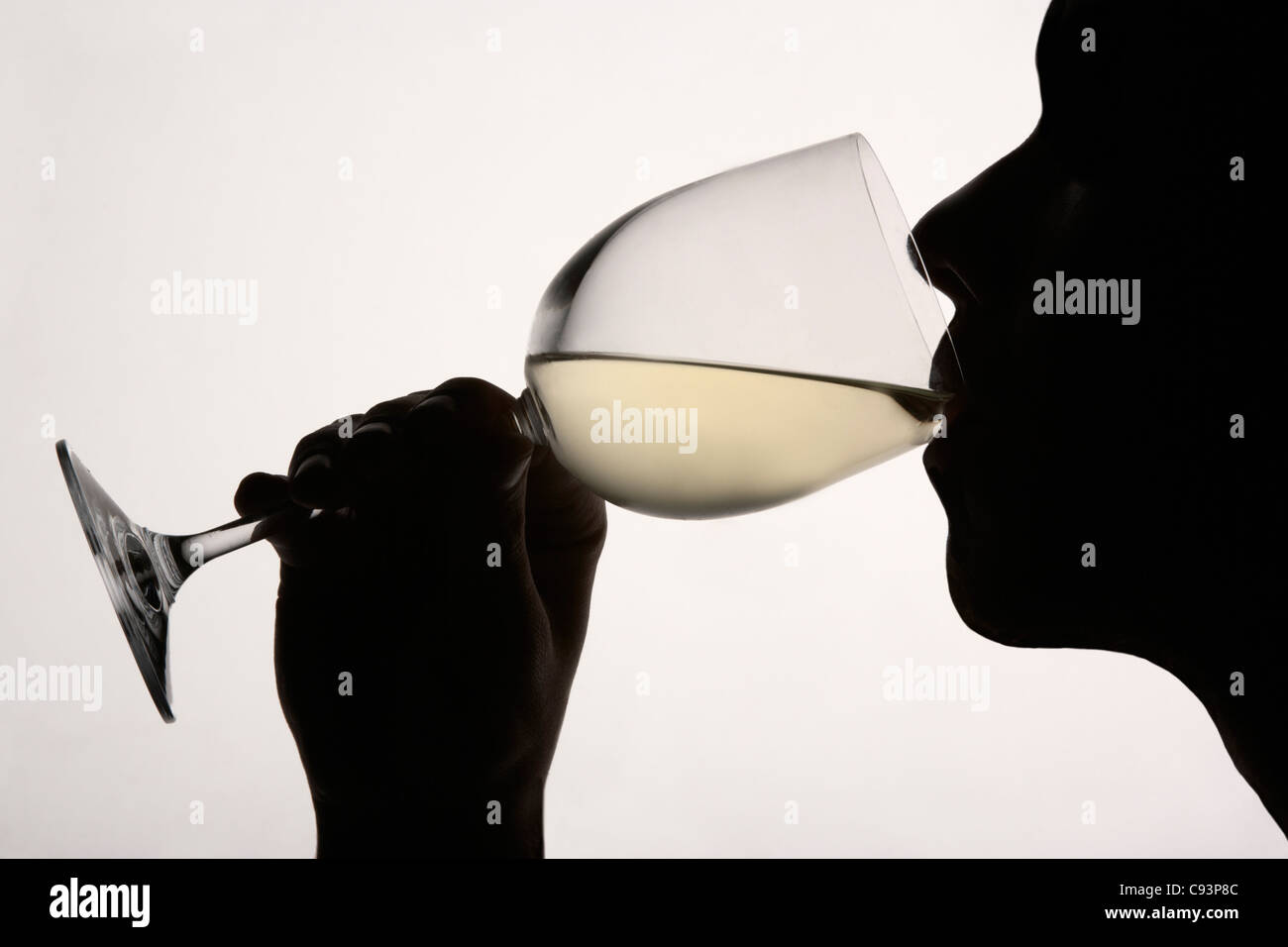 Silhouette man drinking red wine Banque D'Images