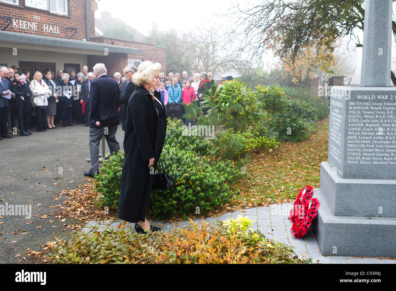 11 novembre 2011 Galleywood, Essex. Un froid matin brumeux ont accueilli la population locale à l'Galleywood Monument aux morts pour rendre hommage aux morts de guerre. Le mémorial a été réuni et dirigé par le président et d'autres hauts membres du conseil paroissial. Banque D'Images