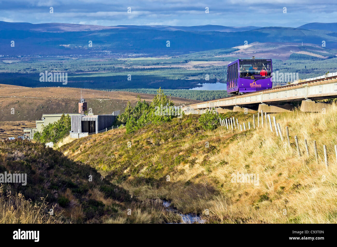 Cairngorm Mountain Railway inférieur installation sur Cairn Gorms dans le parc national de Cairngorm Ecosse avec voiture funiculaire ordre croissant Banque D'Images