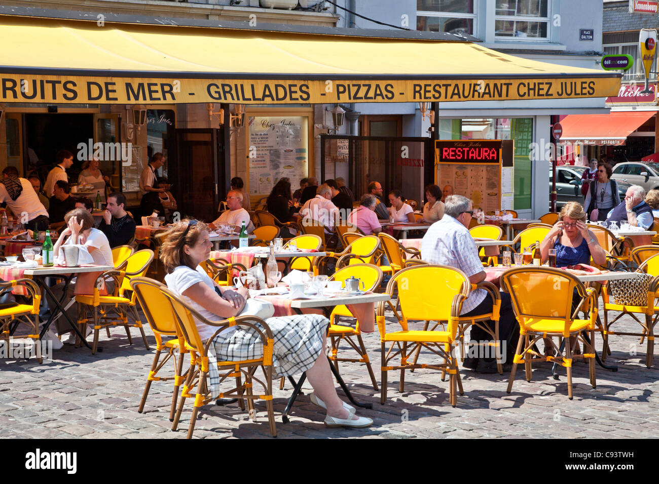 Les personnes bénéficiant de l'ensoleillement et de discuter à la terrasse d'un café à la place Dalton de Boulogne, France Banque D'Images