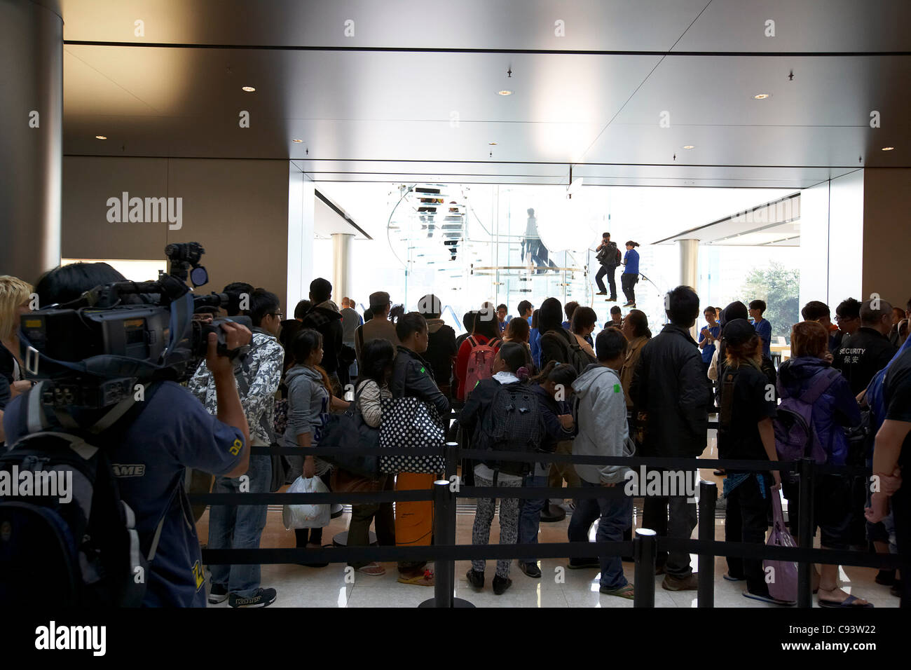 Lancement de l'Apple iPhone 4S au phare de l'entreprise magasin de détail dans le centre financier international (SFI) Mall, Hong Kong, Chine, 11 novembre 2011. Plus de sécurité et de police ont été appelés à l'événement, comme plus de 3 000 personnes en file d'attente pour acheter l'iPhone 4S. Des échauffourées ont éclaté pendant la nuit dans la file d'attente. Banque D'Images