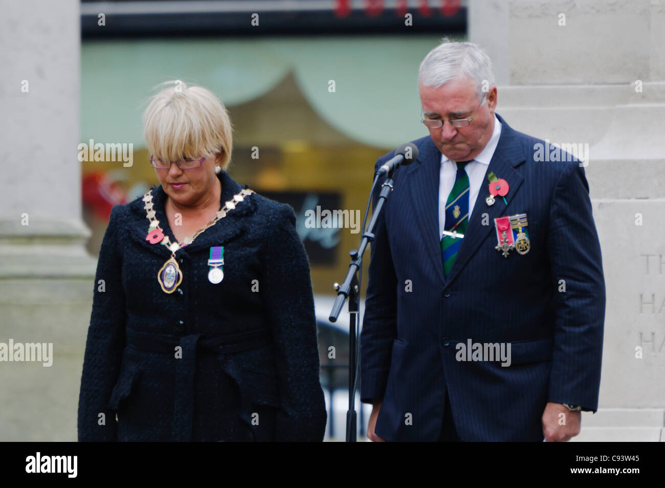 Le vice-maire de la ville de Belfast, DUP Ruth Patterson, conseiller municipal et président de la Royal British Legion en Irlande du Nord, Mervyn aîné, observer les deux minutes de silence à Belfast City Hall, Belfast, Royaume-Uni le 11/11/2011. Banque D'Images