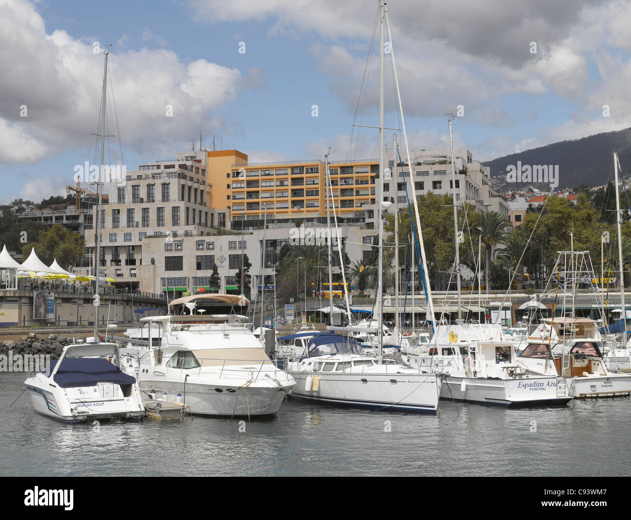 Bateaux bateau yacht amarré dans la marina et port de plaisance Funchal Madère Portugal Europe Banque D'Images