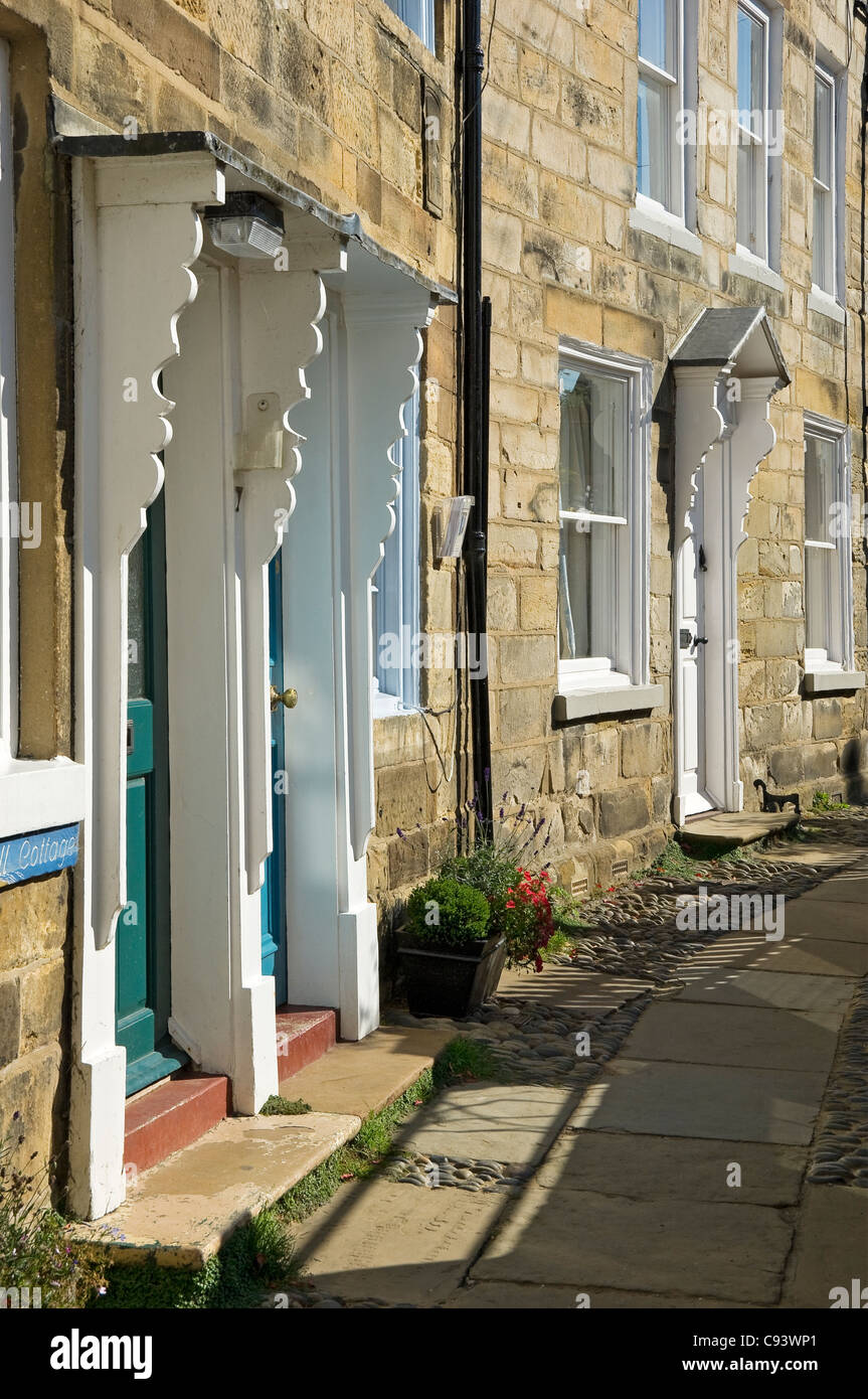 Une rangée de cottages abrite des maisons en été à Robin Hoods Bay North Yorkshire Angleterre Royaume-Uni GB Grande-Bretagne Banque D'Images