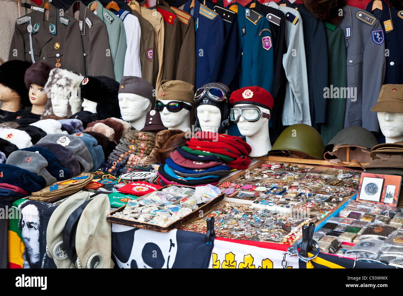 Faux souvenirs de guerre des uniformes militaires et sur un étal de souvenirs touristiques à Berlin, Allemagne Banque D'Images