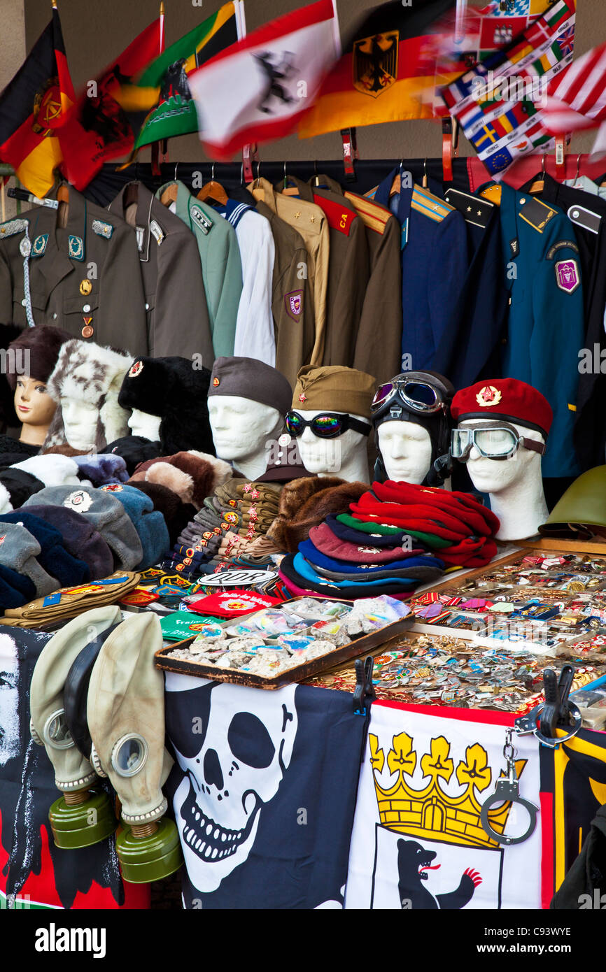 Faux souvenirs de guerre des uniformes militaires et sur un étal de souvenirs touristiques à Berlin, Allemagne Banque D'Images