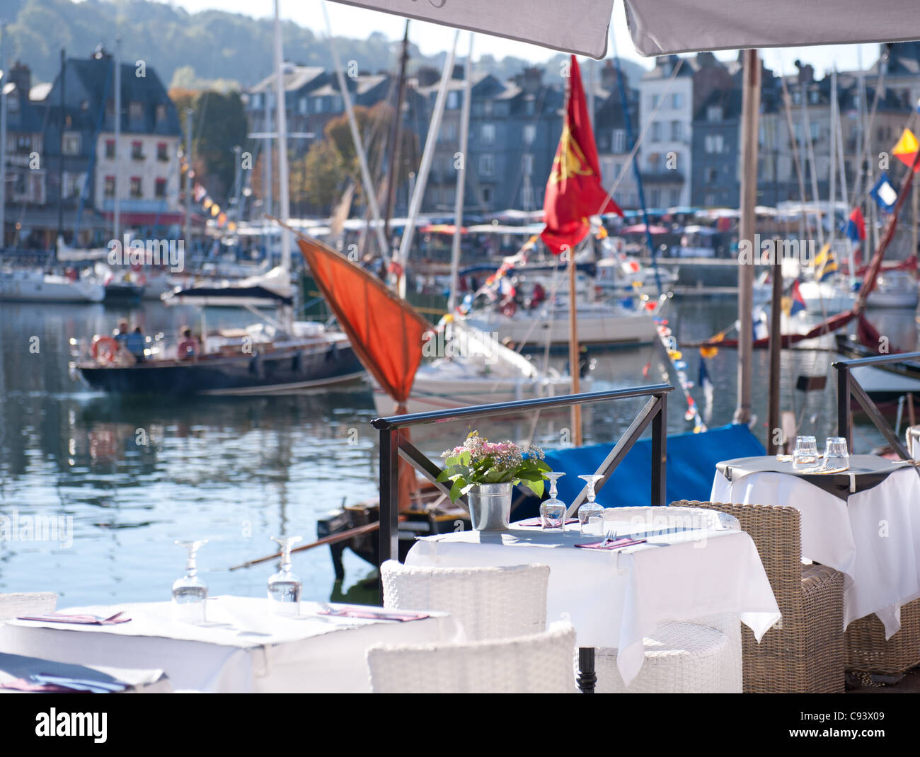 Restaurants bordent la rue St-Catherine au vieux port, vieux bassin, de Honfleur dans le Calvados département de Normandie, France, Banque D'Images