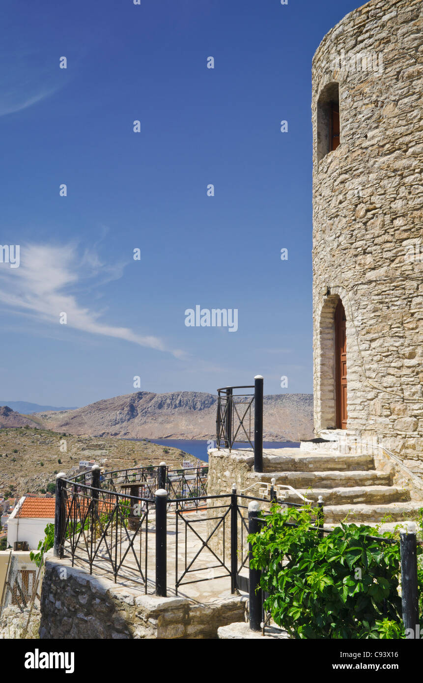 Vues passé un moulin rénové, l'île de Symi, Grèce Banque D'Images