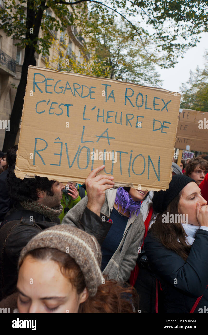 Paris, France, tenant des panneaux de protestation manuscrits, 'Occupy France', manifestant, contre la cupidité des entreprises et la corruption du gouvernement, des manifestants avec des panneaux de protestation, sur la rue 'Reregard à votre Rolex, il est temps pour la Révolution' jeunes protestant contre les actions Banque D'Images