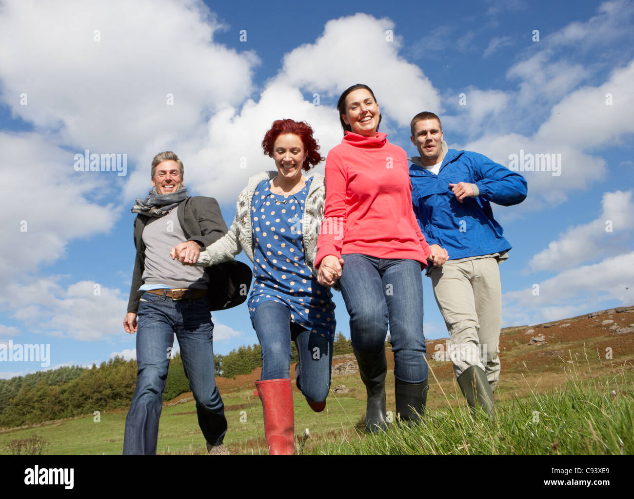 Groupe d'adultes dans la campagne Banque D'Images