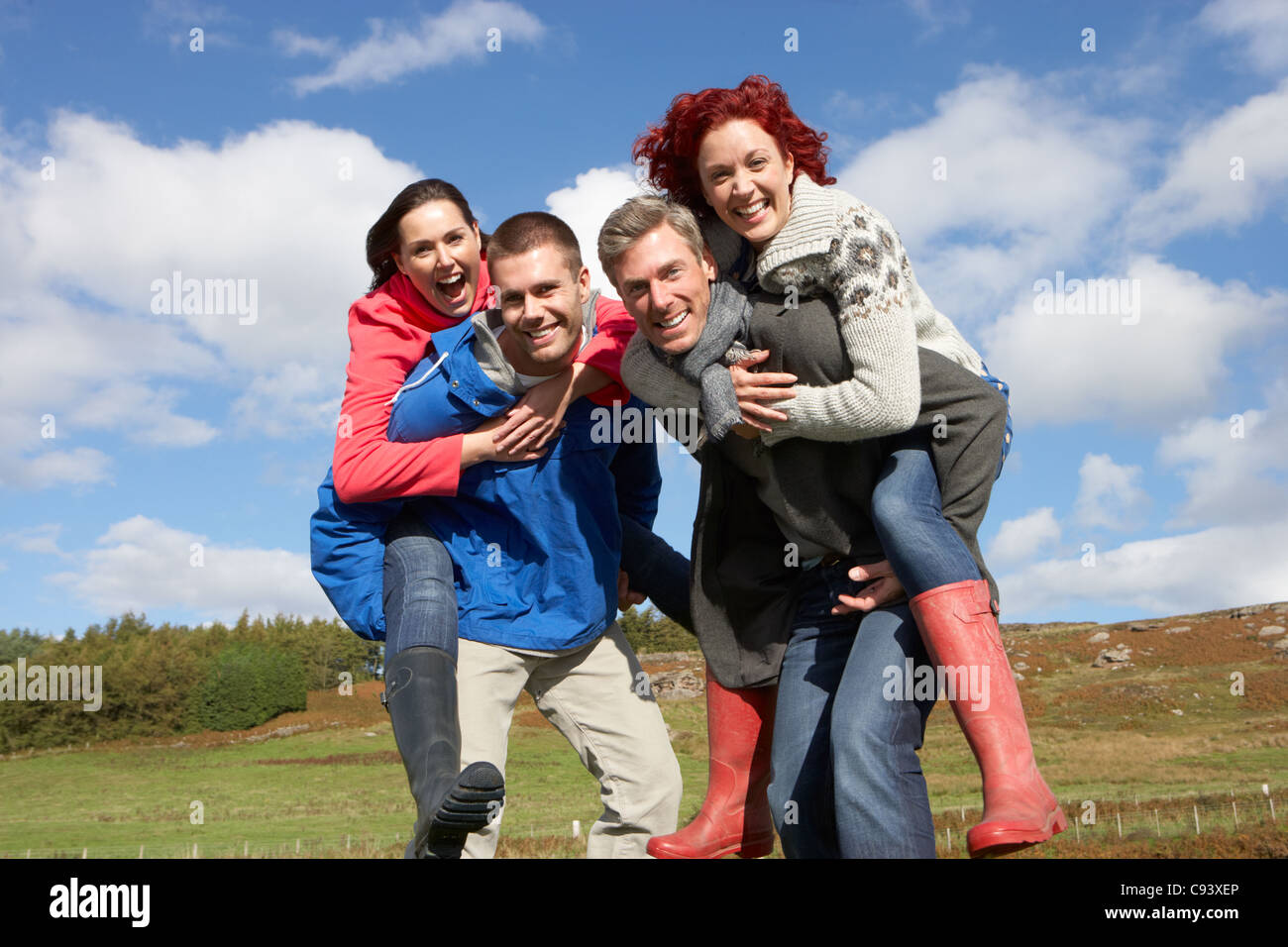 Groupe d'adultes dans la campagne Banque D'Images