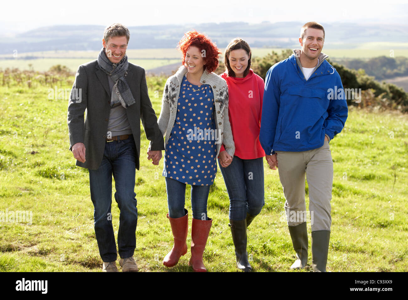 Des couples on country walk Banque D'Images