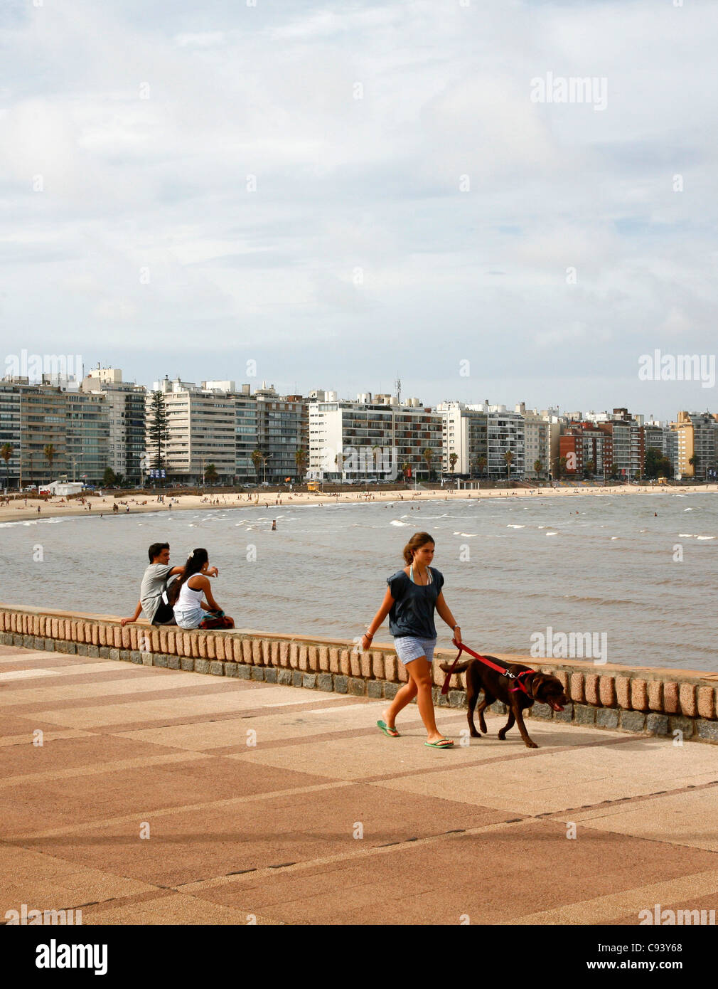 Les gens qui marchent le long de la Rambla, le Riverfront Promenade, Montevideo, Uruguay. Banque D'Images