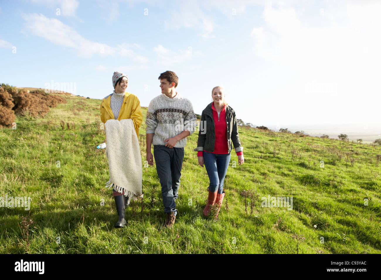 Jeunes amis on country walk Banque D'Images