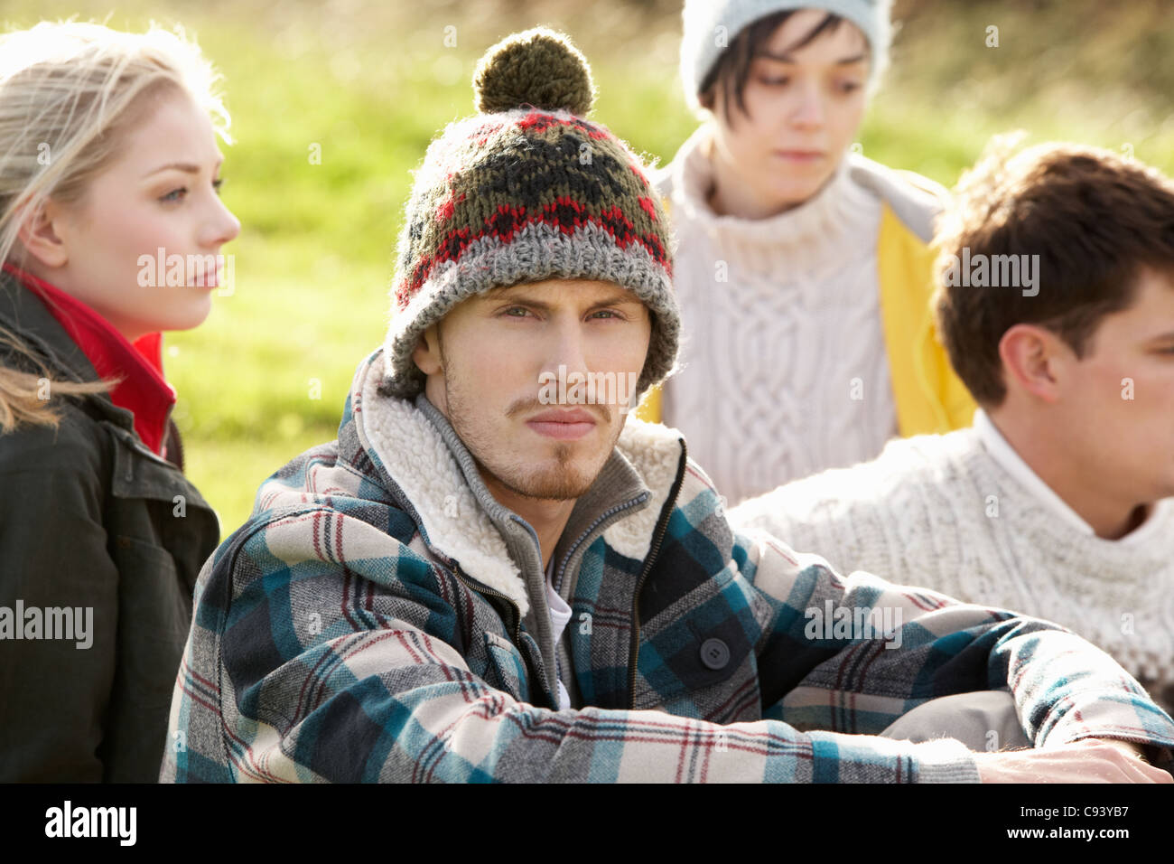 Les jeunes couples dans le pays Banque D'Images