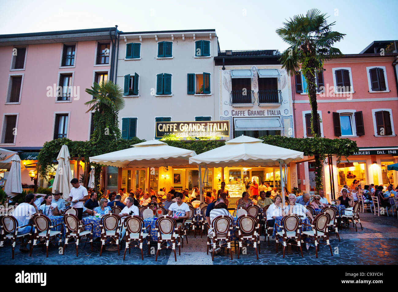 L'Italie, la Lombardie, le lac de Garde, Simione, cafés en plein air Banque D'Images