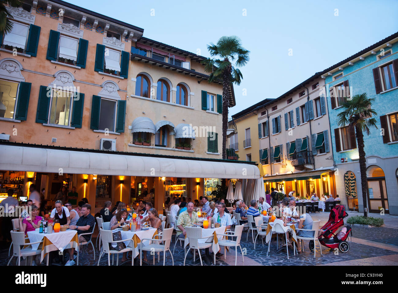 L'Italie, la Lombardie, le lac de Garde, Simione, cafés en plein air Banque D'Images