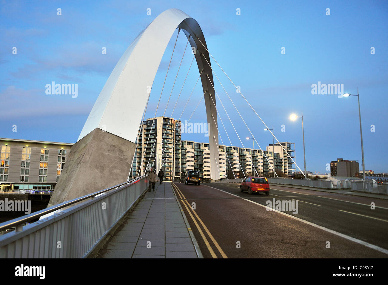 Le soir tombe sur le Clyde Arc (aka le pont aux) sur la rivière Clyde Glasgow. Banque D'Images