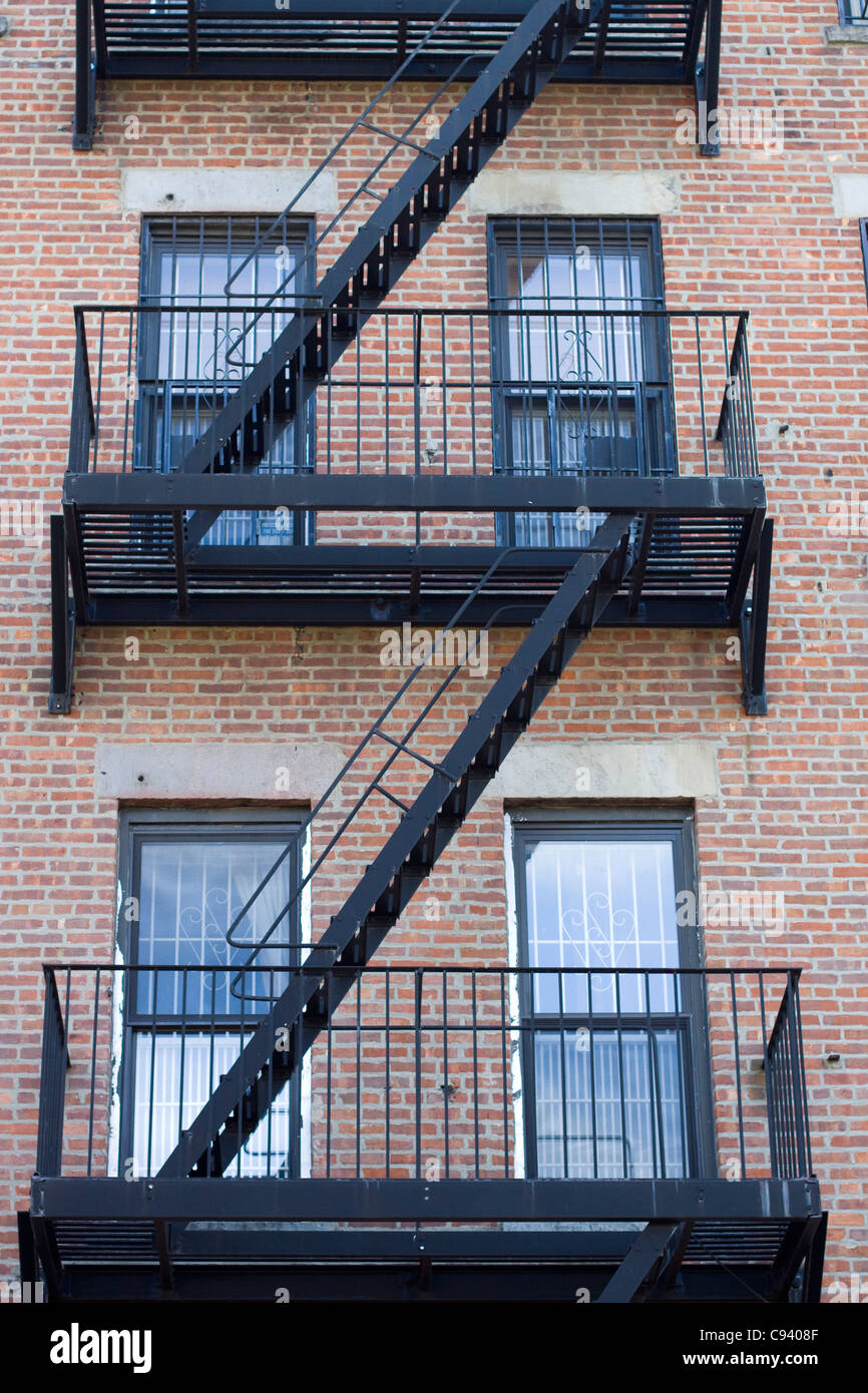 L'escalier de secours d'incendie à l'extérieur de la maisons de gratte-ciel  à New York États-Unis Photo Stock - Alamy