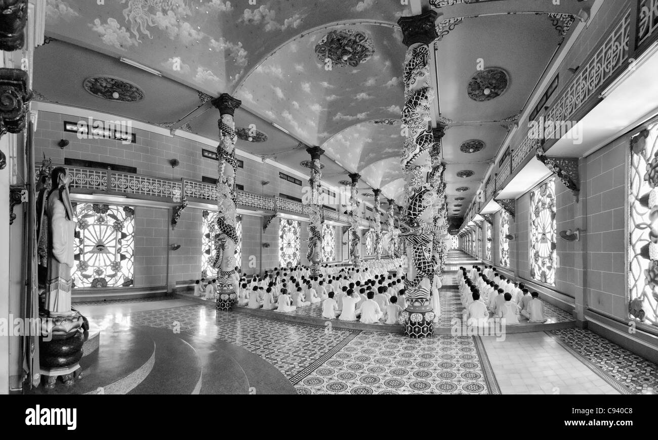 L'Asie, Vietnam, Tay Ninh. Saint-siège caodaïste de Tay Ninh. Les Cao Dai cérémonie dans la salle de prière du Temple divin de ... Banque D'Images