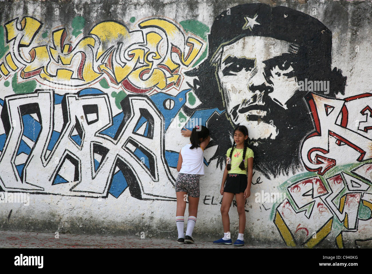 Les enfants jouent à côté de l'immense portrait d'Ernesto Che Guevara à Santa Clara, Cuba. Banque D'Images