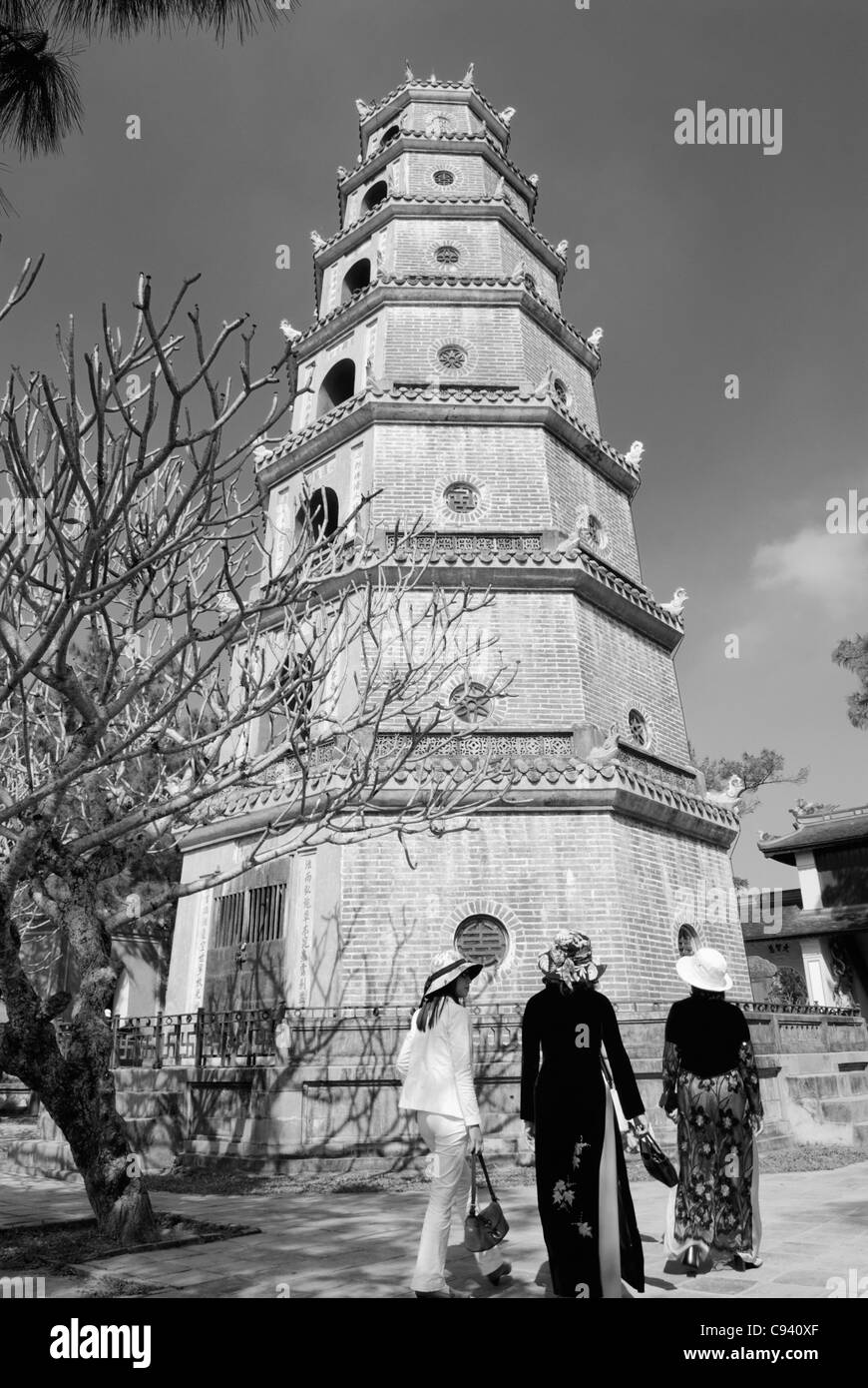 L'Asie, Vietnam, Hue. Thap Phuoc Duyen (Source de bonheur Tour) à la Pagode Thien Mu (pagode de dame céleste). Mondial de l'UNESCO désignés.. Banque D'Images