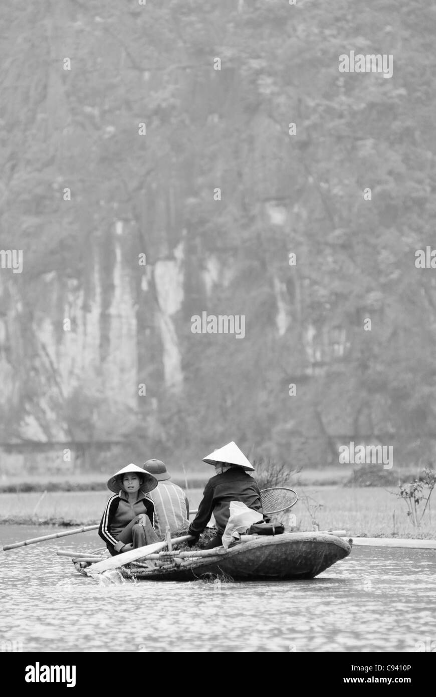 L'Asie, Vietnam, Tam Coc près de Ninh Binh. Dans le paysage aquatique de Tam Coc (trois grottes) sont un des principaux bateaux de transport. Banque D'Images