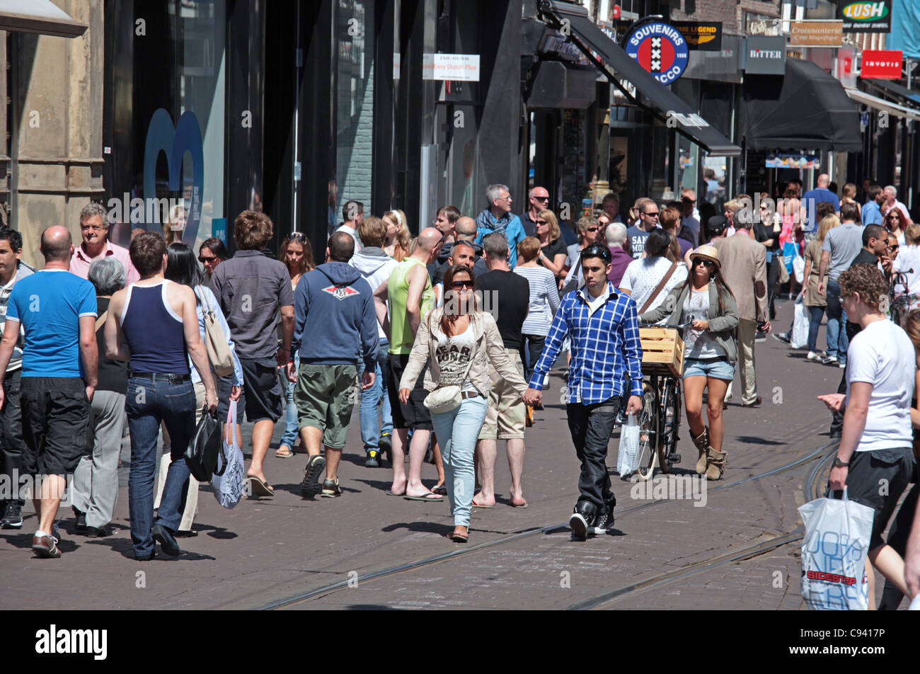 Les gens shopping à Amsterdam Banque D'Images