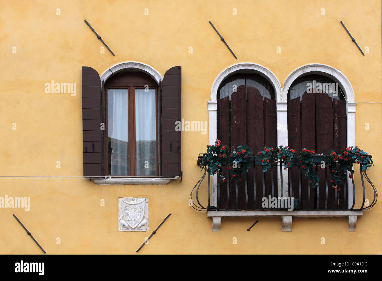 Couleur typique des fenêtres de Venise, Italie. Banque D'Images
