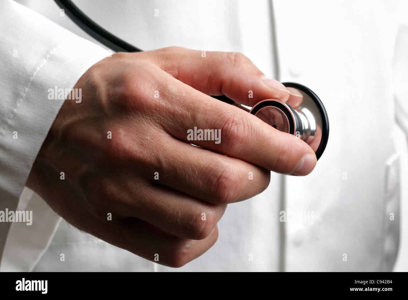 Doctor holding stethoscope Banque D'Images