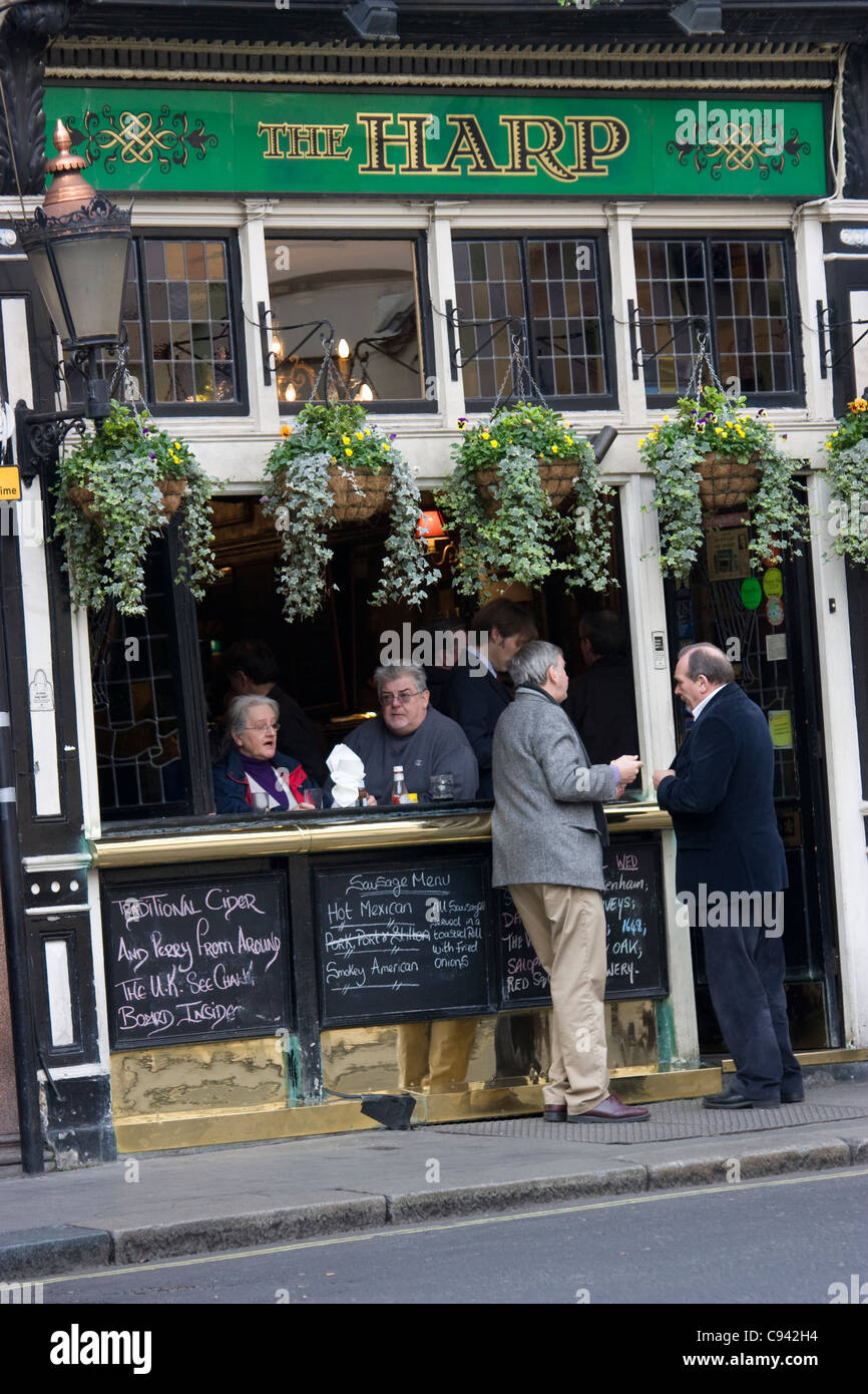 The Harp, un pub anglais traditionnel situé sur Chandos place dans le centre de Londres, Royaume-Uni, connu pour son charme historique et de vraies bières Banque D'Images