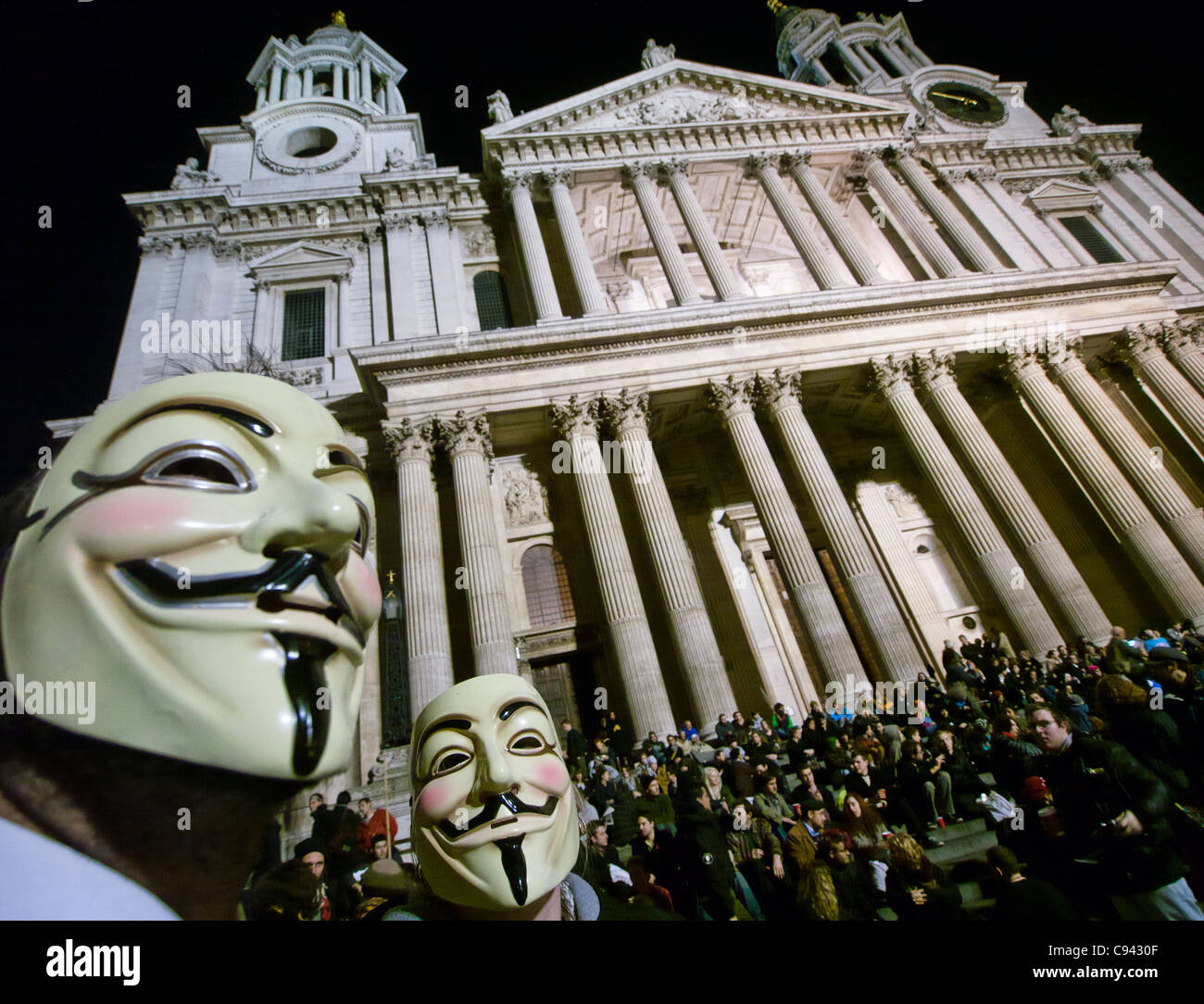 Les manifestants portant des masques à l'Occupy London manifestation devant la Cathédrale St Paul à Londres Banque D'Images