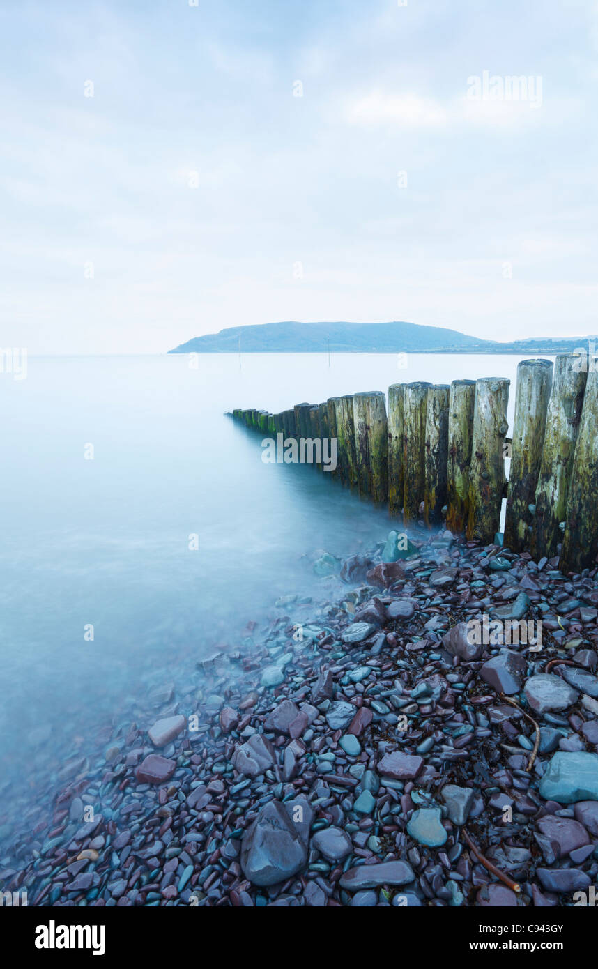 Épi à l'entrée de Porlock Weir Harbour avec Bossington colline au loin. Le Somerset. L'Angleterre. UK. Banque D'Images