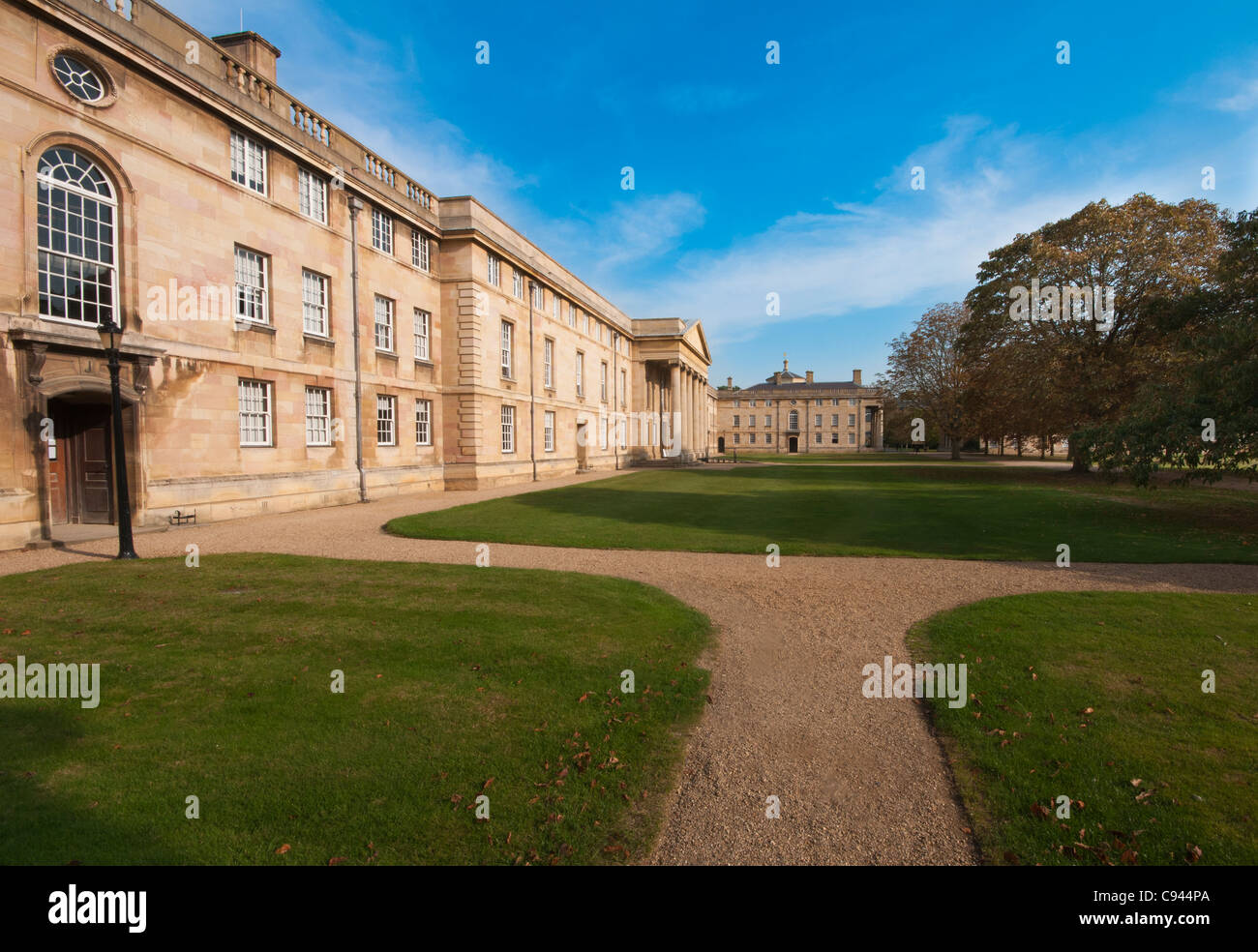 Vue de la chapelle et de l'éventail de Downing College, Cambridge University au début de l'automne. Banque D'Images