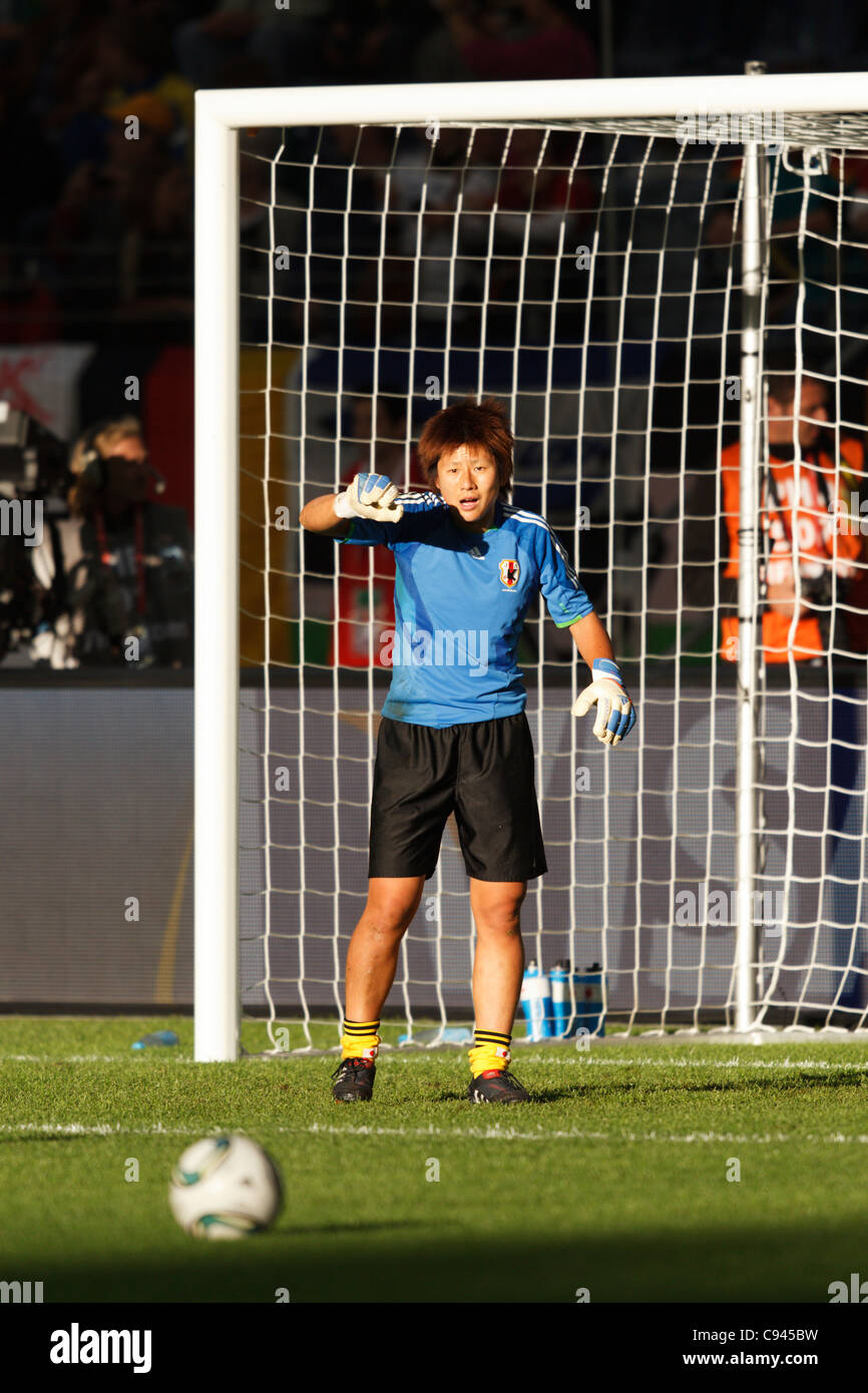 Le Japon Ayumi Kaihori gardien se réchauffe avant la Coupe du Monde 2011 de football coupe finale contre les États-Unis. Banque D'Images