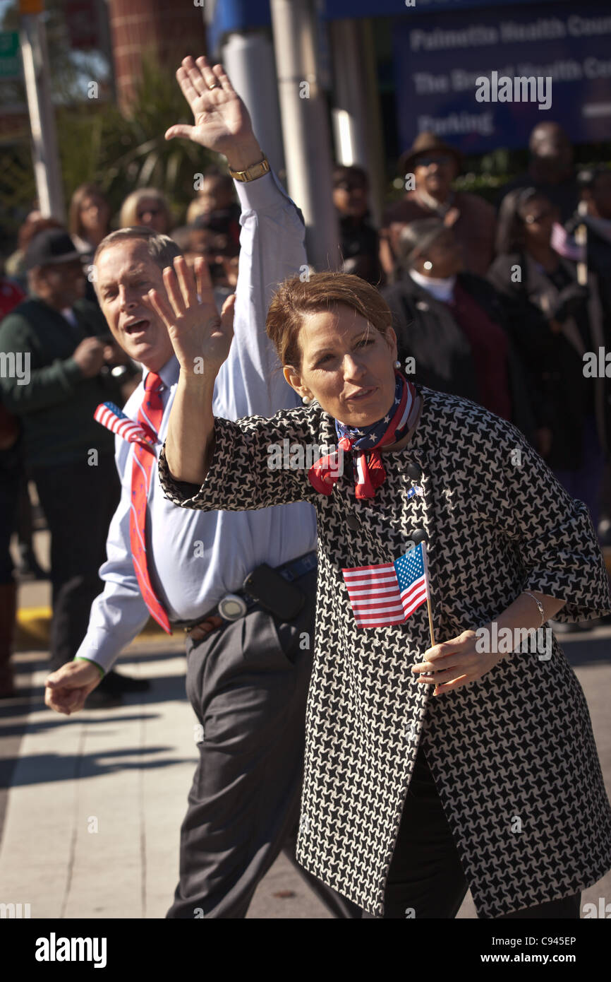 Candidat à la présidence républicaine Michele Bachmann avec Rempl. Joe Wilson au cours de la Journée des anciens combattants de parade annuelle le 11 novembre 2011 à Columbia, en Caroline du Sud. La parade est l'une des plus grandes nations comme Colombie-britannique abrite plusieurs grandes bases militaires. Banque D'Images