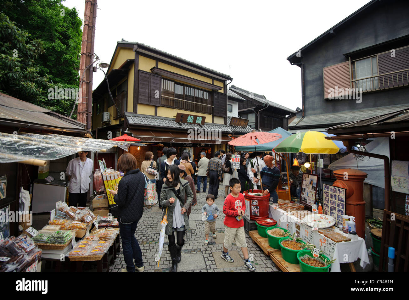 Shopping pour les dragées dans Kashiyayokocho, Kawagoe, Préfecture de Saitama, au Japon, le 7 mai 2011. Banque D'Images
