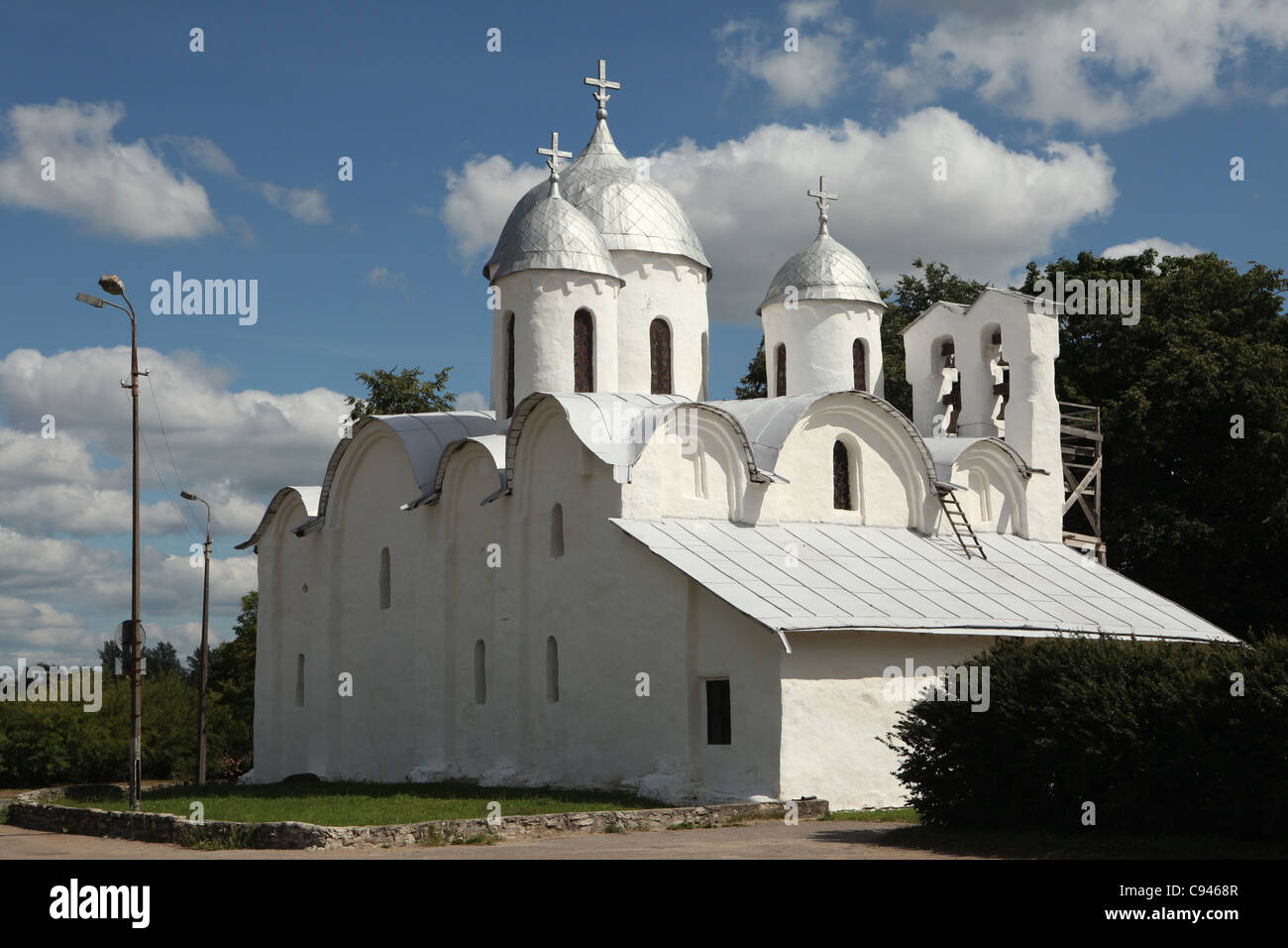 Cathédrale de la Nativité de Saint Jean Baptiste du 12ème siècle à Pskov, Russie. Banque D'Images