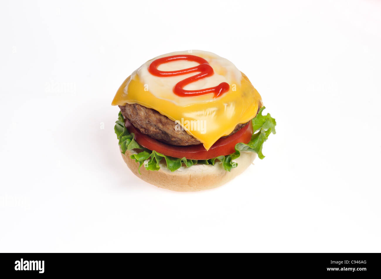 Hamburger de dinde avec du fromage, de la laitue et la tomate garnie de ketchup ouvert sur un morceau de pain sur fond blanc. Banque D'Images