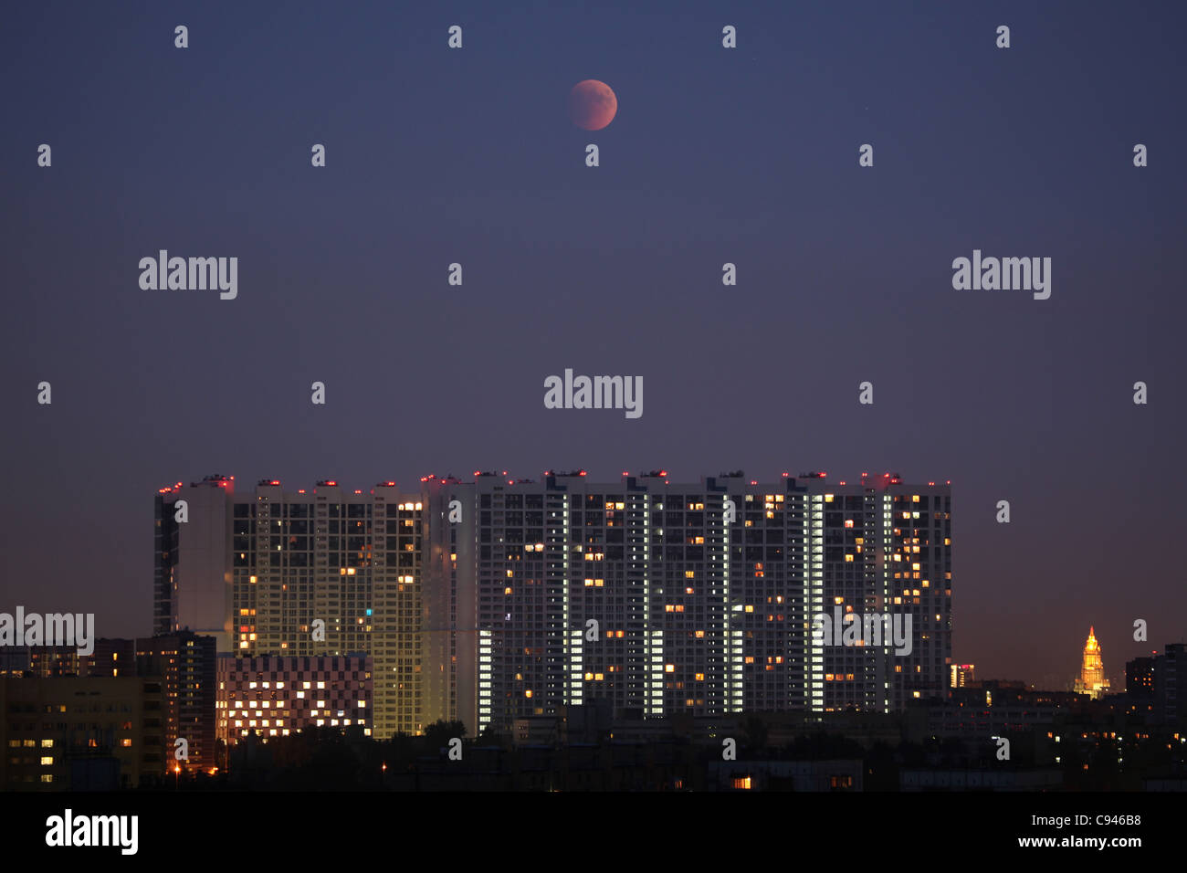 Éclipse lunaire totale le 15 juin 2011 vu à Moscou, Russie. Banque D'Images