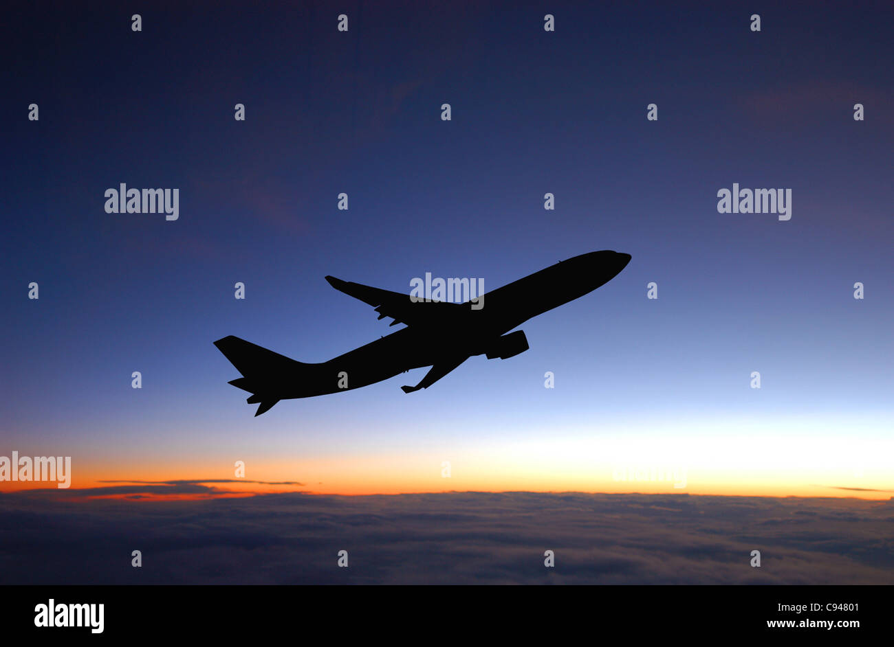 Avion de passagers pendant le vol et le bleu du ciel après le coucher du soleil. Banque D'Images