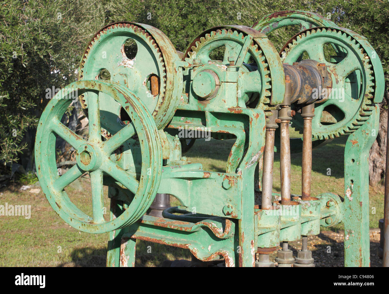 Old farm machinery utilisée pour presser le raisin dans la fabrication de vin Banque D'Images