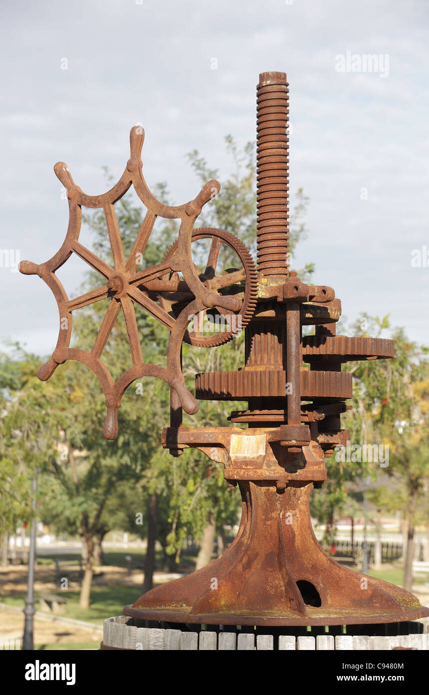 Old farm machinery utilisée pour presser le raisin dans la fabrication de vin Banque D'Images
